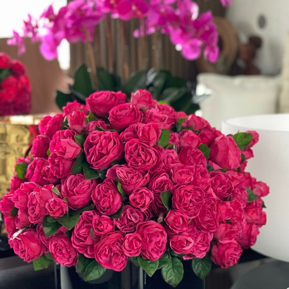 Dunkelrosafarbene englische Rosen in schwarzer Glasvase