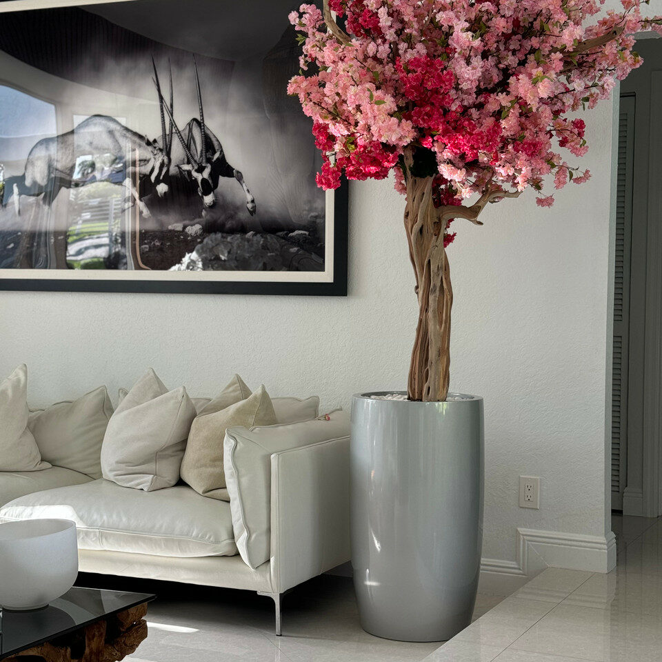 Lissabon-Vase in glänzendem Silber mit personalisierten dreifarbigen pinken Kirschblüten