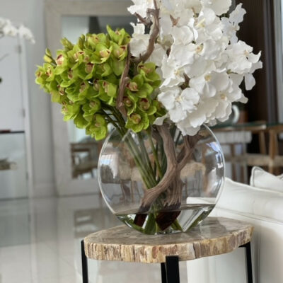Moon Vase mit weißen Vanda-Orchideen und grünen Cymbidien