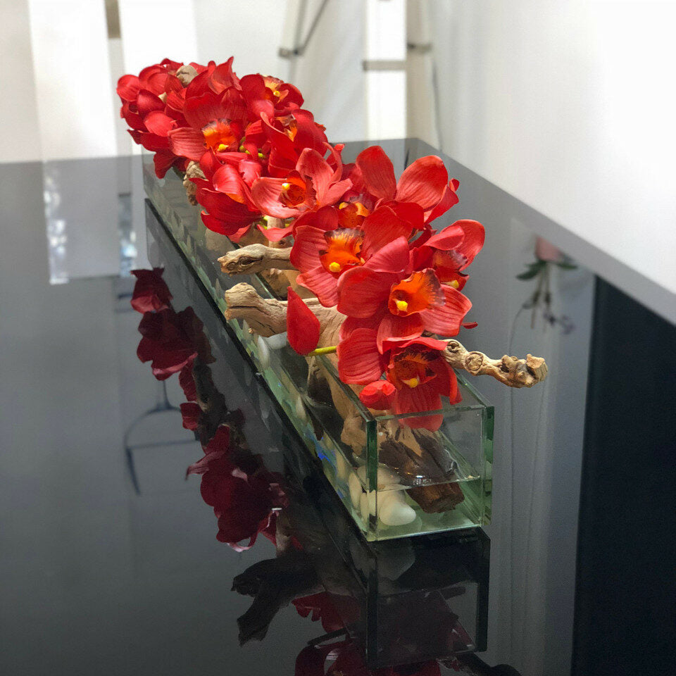 Moderner Glas-Pflanzkübel „Modern Home“ 122 cm mit roten Cymbidien