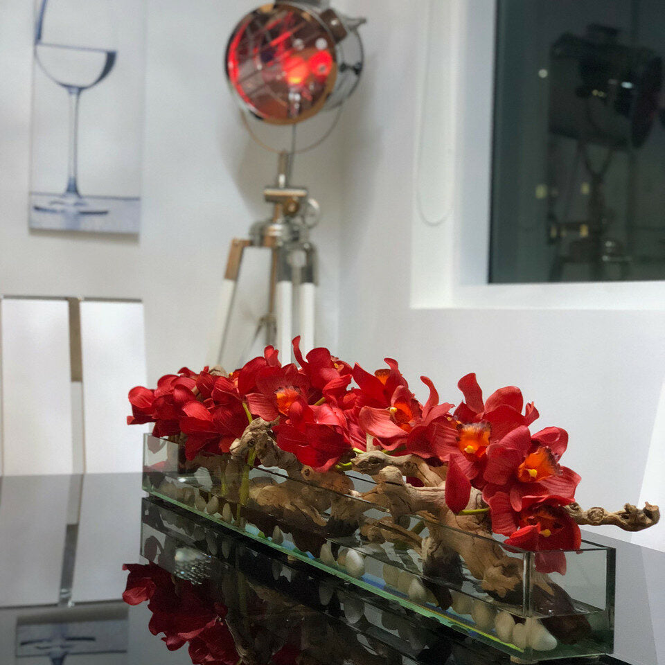 Moderner Glas-Pflanzkübel „Modern Home“ 122 cm mit roten Cymbidien