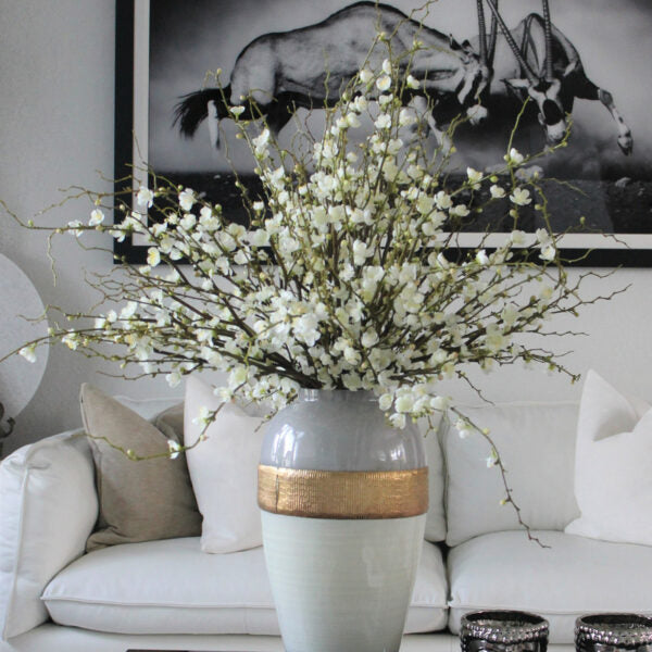„Goddess“-Vase mit Kirschblütenzweigen