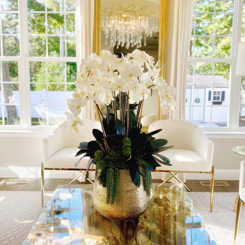 Delaney Vase in Gold mit mehreren Phalaenopsis-Orchideenstielen und Sukkulenten