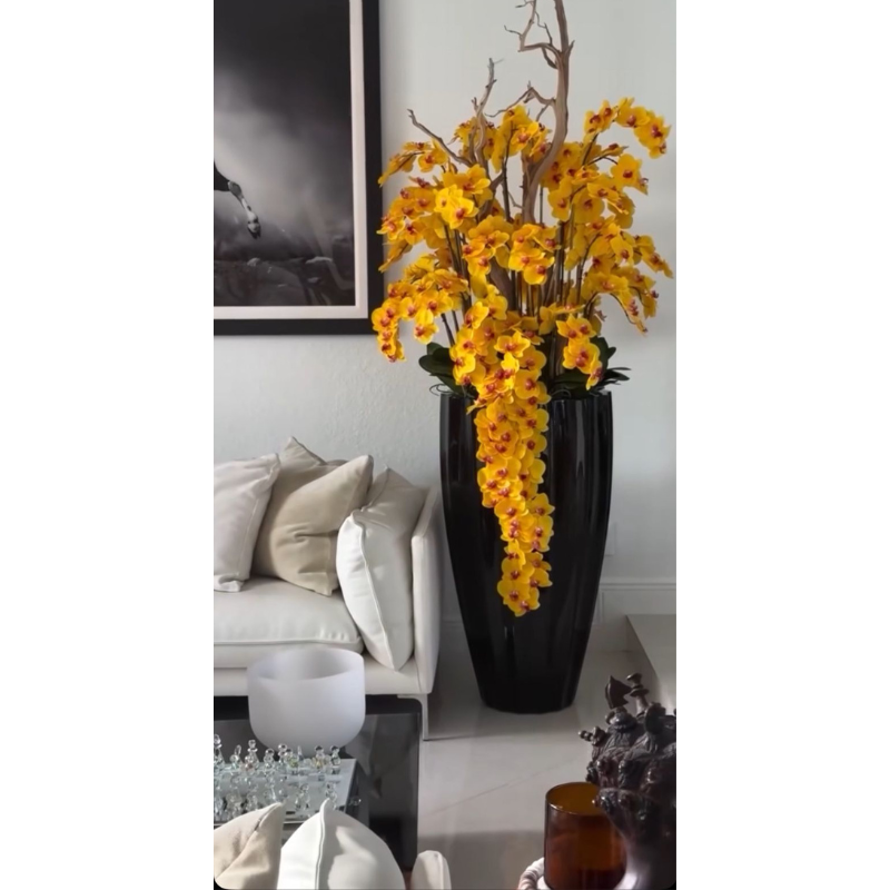 San Jose Vase in glänzendem Schwarz mit hängenden gelben Orchideen