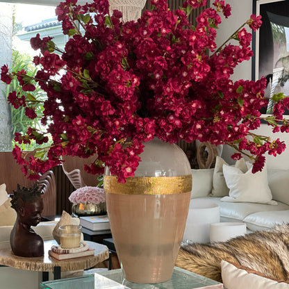 „Goddess“-Vase mit bordeauxfarbenen Kirschblüten