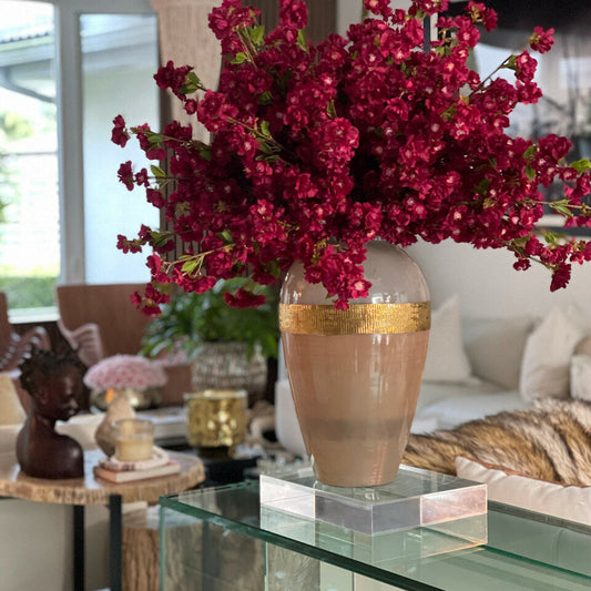 „Goddess“-Vase mit bordeauxfarbenen Kirschblüten