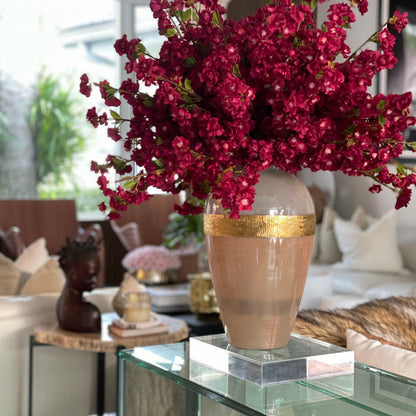 „Goddess“-Vase mit bordeauxfarbenen Kirschblüten