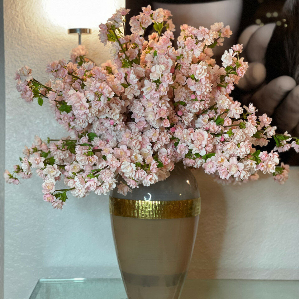 „Goddess“-Vase mit rosa Kirschblüten