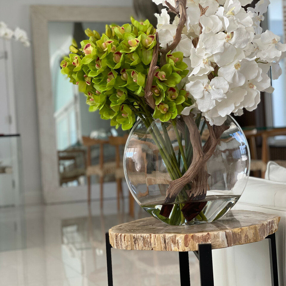 Moon Vase mit weißen Vanda-Orchideen und grünen Cymbidien