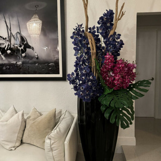 San Jose Vase in glänzendem Schwarz mit Vanda-Orchideen