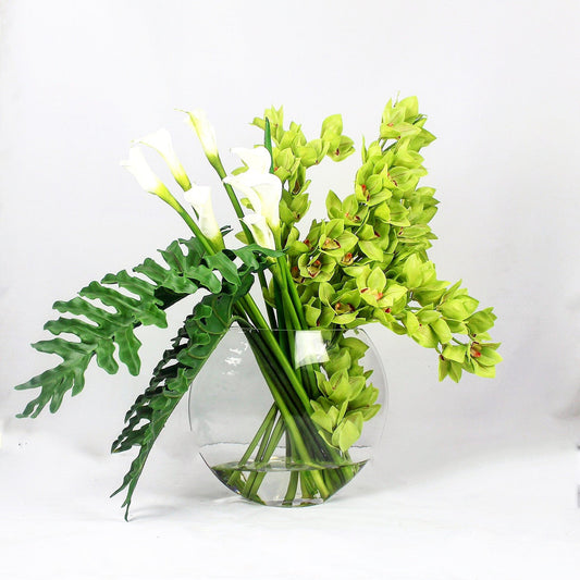 Lunar Vase mit grünen Cymbidien und Callas