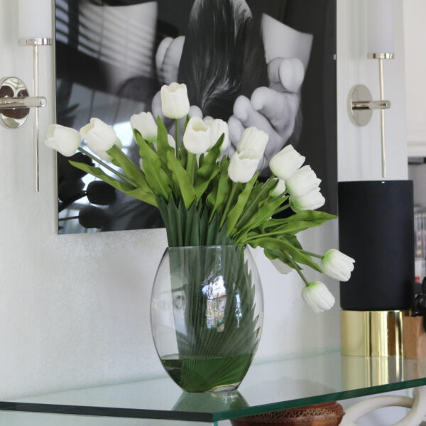 Moon Vase mit weißen Tulpen