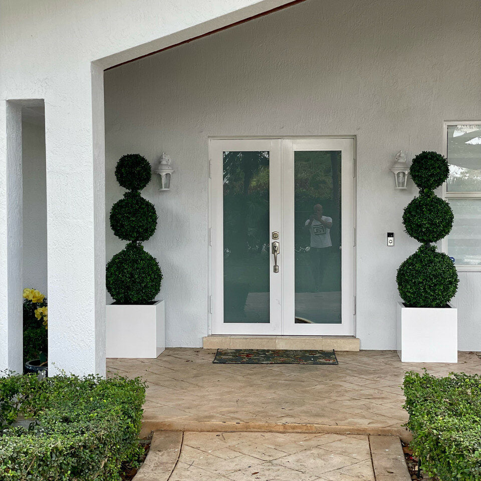 Dreifaches Kugel-Topiary mit großem Block-Fiberglas-Topf
