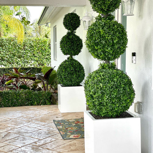 Dreifaches Kugel-Topiary mit großem Block-Fiberglas-Topf
