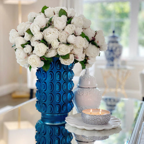 Weiße Englische Rosen in blauer Strukturvase