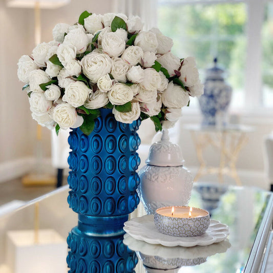 Weiße Englische Rosen in blauer Strukturvase